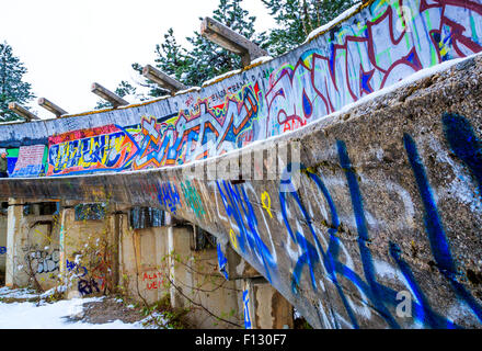 La piste de bobsleigh et luge abandonnés utilisés dans le Jeux Olympiques d'hiver en 1984 dans les collines au-dessus de Sarajevo, capitale de la Bosnie. Banque D'Images