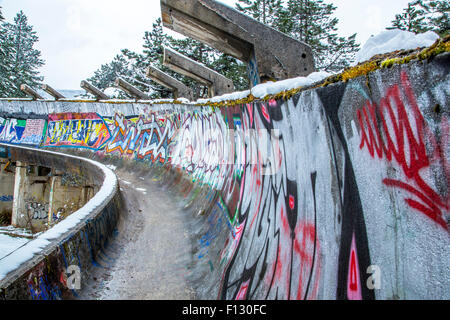 La piste de bobsleigh et luge abandonnés utilisés dans le Jeux Olympiques d'hiver en 1984 dans les collines au-dessus de Sarajevo, capitale de la Bosnie. Banque D'Images