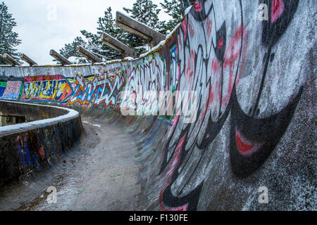 La piste de bobsleigh et luge abandonnés utilisés dans le Jeux Olympiques d'hiver en 1984 dans les collines au-dessus de Sarajevo, capitale de la Bosnie. Banque D'Images