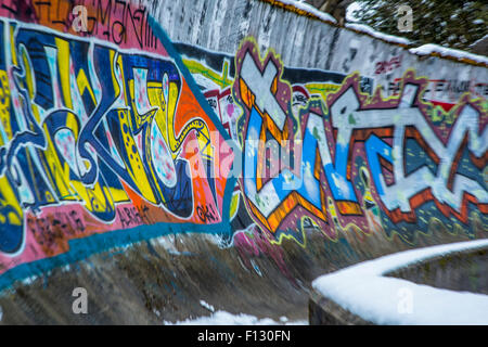 La piste de bobsleigh et luge abandonnés utilisés dans le Jeux Olympiques d'hiver en 1984 dans les collines au-dessus de Sarajevo, capitale de la Bosnie. Banque D'Images