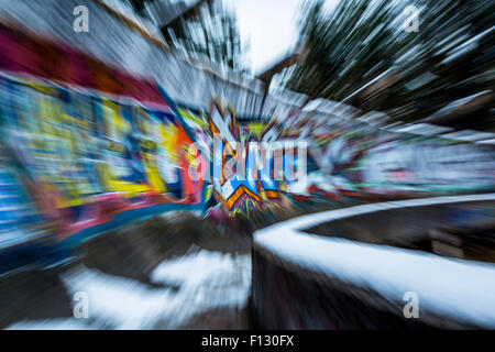 La piste de bobsleigh et luge abandonnés utilisés dans le Jeux Olympiques d'hiver en 1984 dans les collines au-dessus de Sarajevo, capitale de la Bosnie. Banque D'Images