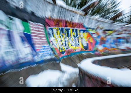 La piste de bobsleigh et luge abandonnés utilisés dans le Jeux Olympiques d'hiver en 1984 dans les collines au-dessus de Sarajevo, capitale de la Bosnie. Banque D'Images