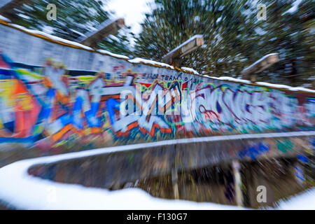 La piste de bobsleigh et luge abandonnés utilisés dans le Jeux Olympiques d'hiver en 1984 dans les collines au-dessus de Sarajevo, capitale de la Bosnie. Banque D'Images