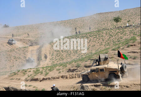 La province de Faryab, Afghanistan. Août 26, 2015. Patrouille de soldats afghans avec leurs véhicules militaires au cours d'une opération contre les militants talibans dans la province de Faryab, dans le nord de l'Afghanistan, le 26 août 2015. Credit : Arui/Xinhua/Alamy Live News Banque D'Images