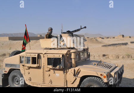 La province de Faryab, Afghanistan. Août 26, 2015. Un militaire afghan ne cesse de regarder sur un véhicule militaire au cours d'une opération contre les militants talibans dans la province de Faryab, dans le nord de l'Afghanistan, le 26 août 2015. Credit : Arui/Xinhua/Alamy Live News Banque D'Images