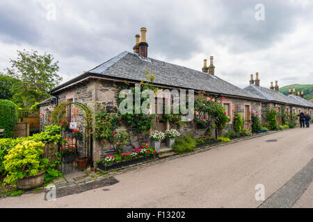 Construit en pierre traditionnel vieux cottages dans village de Luss à Loch Lomond, Argyll and Bute, Ecosse Banque D'Images