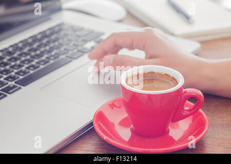 Tasse de café rouge avec le bloc-notes et ordinateurs portables, stock photo Banque D'Images