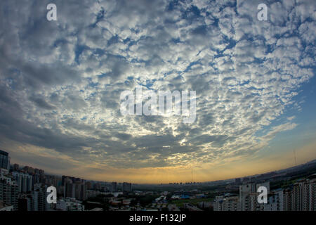 Beijing, Chine. Août 26, 2015. Photo prise le 26 août 2015, montre les rayons du soleil le matin à Beijing, capitale de la Chine. Crédit : Li Jianbo/Xinhua/Alamy Live News Banque D'Images