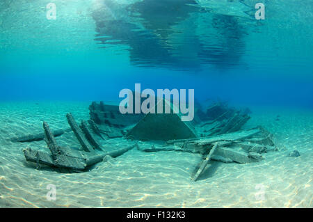 15 octobre 2014 - Red Sea, Egypt - vieille épave de bateau de pêche en bois sur le fond de sable, mer Rouge, Marsa Alam, Egypte. (Crédit Image : © Andrey Nekrasov/ZUMA/ZUMAPRESS.com) fil Banque D'Images