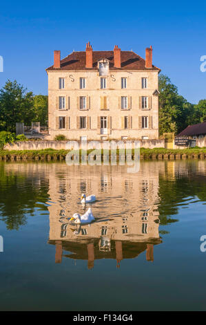 Ancien moulin sur le Canal de Bourgogne, Yonne, France Banque D'Images