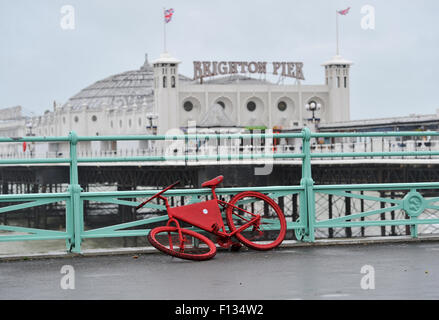 Brighton, UK. 26 août, 2015. Météo britannique. Un vélo rouge abandonnée sur le front de mer de Brighton que des vents violents et des pluies torrentielles, la pâte de nouveau la côte sud ce matin Banque D'Images