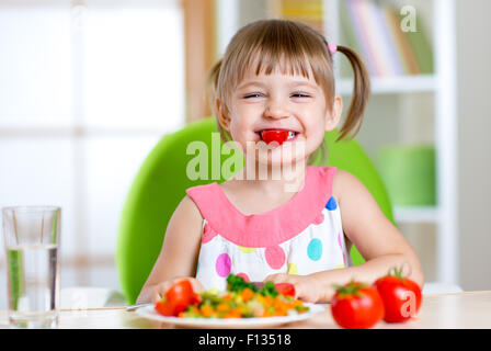 Kid girl eating légumes sains Banque D'Images