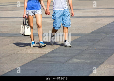 Jeune couple Holding Hands promenades dans la ville Banque D'Images