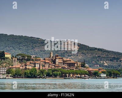 Passignano vu depuis le bord du lac Trasimène en Ombrie, Italie Banque D'Images