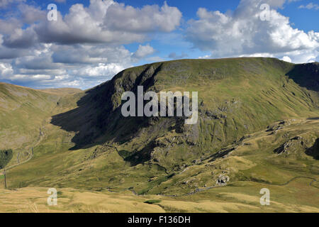 Vue d'été de Harter a chuté, Parc National de Lake District, Cumbria, England, UK. Harter est tombé est l'un des 214 marches Wainwright Banque D'Images