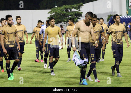 Chiapas, Mexique. Août 25, 2015. Les pumas de la UNAM's players réagir après le match de 4e voyage de la Tasse contre l'Tapachula MX Cafetaleros, tenue à Tapachula dans le stade olympique de la ville de Tapachula, l'État du Chiapas, Mexique, le 25 août 2015. Les pumas de la UNAM de perdre le match 0-2. © Jesus Hernandez/Xinhua/Alamy Live News Banque D'Images