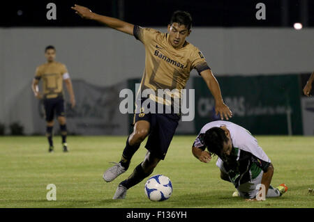 Chiapas, Mexique. Août 25, 2015. Julio Carlos Cuevas (R) de Tapachula's Cafetaleros rivalise avec les Pumas de la UNAM Silvio Torrales (avant l) lors du match de 4e voyage de la MX Cup, tenue à Tapachula dans le stade olympique de la ville de Tapachula, l'État du Chiapas, Mexique, le 25 août 2015. Les pumas de la UNAM de perdre le match 0-2. © Jesus Hernandez/Xinhua/Alamy Live News Banque D'Images