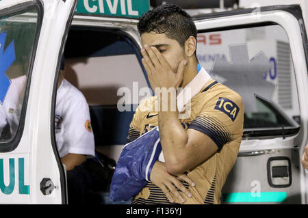 Chiapas, Mexique. Août 25, 2015. Les pumas de la UNAM's David Cabrera réagit après avoir été blessés après le match de 4e voyage de la Tasse contre l'Tapachula MX Cafetaleros, tenue à Tapachula dans le stade olympique de la ville de Tapachula, l'État du Chiapas, Mexique, le 25 août 2015. Les pumas de la UNAM de perdre le match 0-2. © Jesus Hernandez/Xinhua/Alamy Live News Banque D'Images