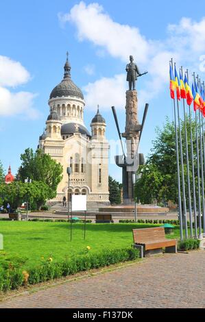 Avram Iancu statue domine la place à Cluj Napoca, Roumanie Banque D'Images