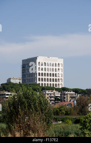 ROME, ITALIE - 5 août 2015 : le modernisme Square coliseum de quartier Eur Banque D'Images