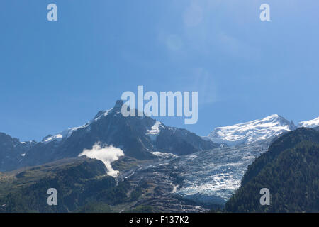 Chamonix Mont Blanc, France. 26 août, 2015. Autour de 12:15 CST Le 26 août 2015 une forte avalanche s'est détachée de la face nord de l'Aiguille du Midi dans la ville des alpes Chamonix Mont Blanc. Le réchauffement des températures élevées et cet été a été à l'origine de nombreuses chutes de séracs dans les glaciers des Alpes à travers l'Europe. Credit : Genyphyr Novak/Alamy Live News Banque D'Images