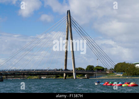 Southport, Merseyside, Royaume-Uni 26 août 2015. Météo britannique. Activités au bord du lac dans des conditions ensoleillées mais brustatives après de fortes pluies avec des concessionnaires préparant leur équipement de navigation et de croisière à louer et à louer plus tard dans la journée. Au lac Marine, vous pourrez profiter des activités aquatiques pour vous divertir en famille, notamment des pédalos, de la voile en bateau et des bateaux à moteur à louer, ainsi que des manèges à grande vitesse sur un bateau à moteur. Le lac Marine et la zone de navigation de plaisance couvrent une immense zone de chaque côté du pont Pier & Marine Way. Banque D'Images