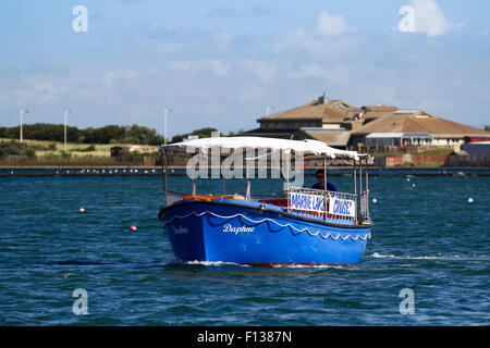 Southport, Merseyside, Royaume-Uni 26 Août, 2015. Météo britannique. Activités au bord du lac sous le soleil mais venteux conditions après de fortes pluies avec les concessionnaires occupés avec les touristes, les excursionnistes et les touristes de jour bénéficiant d'attractions au bord du lac. Le Lac Marin à base d'eau il y a des activités pour divertir toute la famille, y compris à pédales, location de bateaux à moteur et à voile à la location. Credit : MarPhotographics/Alamy Live News. Banque D'Images