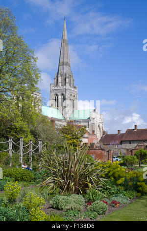 La cathédrale de Chichester vu des évêques à pied jardin. West Sussex UK Banque D'Images