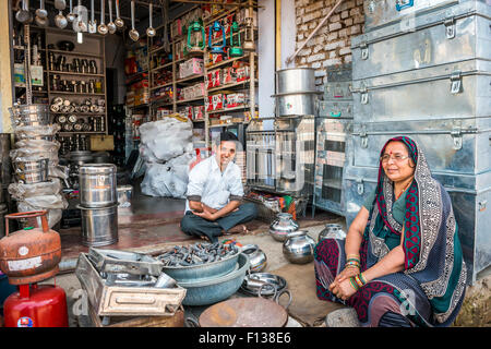 Les vendeurs de biens et de métal accueil produits dans leur magasin à Chitrakoot, (Chitrakut), le Madhya Pradesh, Inde Banque D'Images