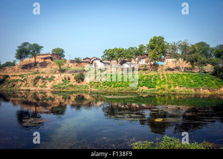 Un petit village sur les rives de la rivière Mandakini près de Chitrakoot, (Chitrakut), le Madhya Pradesh, Inde Banque D'Images