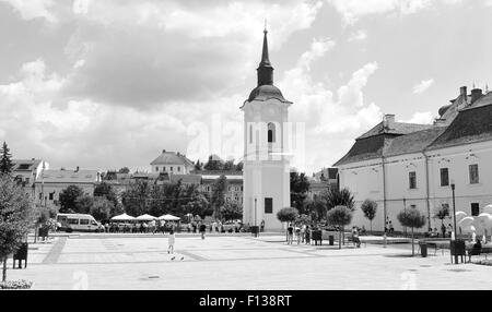 Targu Mures, Roumanie - Juillet 2, 2015 : les touristes admirer l'architecture ancienne dans le centre-ville de Targu Mures Banque D'Images