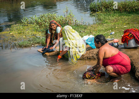 Les femmes lavent leurs vêtements sur les rives de la rivière Mandakini dans Chitrakoot, (Chitrakut), le Madhya Pradesh, Inde Banque D'Images