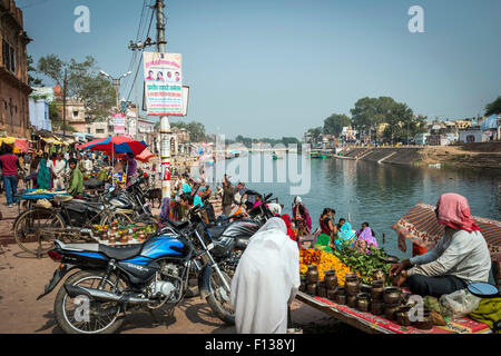 Les personnes vendant des guirlandes de soucis et d'offrandes votives sur Ramghat à Chitrakoot, (Chitrakut), le Madhya Pradesh, Inde Banque D'Images