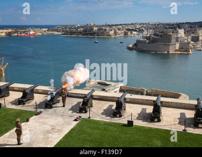 Le tir au canon de midi Batterie Salut, Upper Barracca Gardens, et le Grand Port, La Valette, Malte Banque D'Images