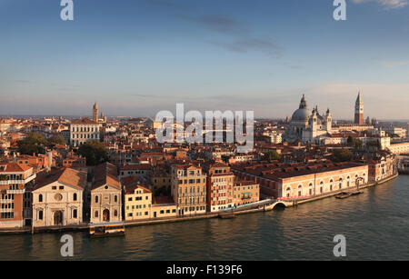 Italie Venise, vue sur les toits de la ville de Canale della Giudecca Banque D'Images