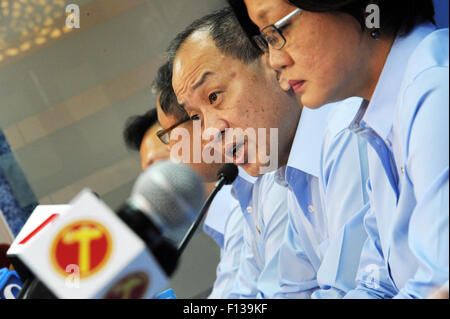 Singapour. Août 26, 2015. Le Parti des travailleurs (WP) Secrétaire général Thia Khiang faible (2e R) et président Sylvia Lim (1e R) assister à une conférence de presse tenue dans les WP's siège social le 26 août 2015. Le GT a tenu une conférence de presse à Singapour le mercredi d'introduire quatre nouveaux candidats aux prochaines élections générales. © puis Chih Wey/Xinhua/Alamy Live News Banque D'Images