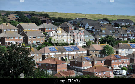 Conseil en immobilier Whitehawk Brighton maisons avec des panneaux solaires sur les toits UK Banque D'Images