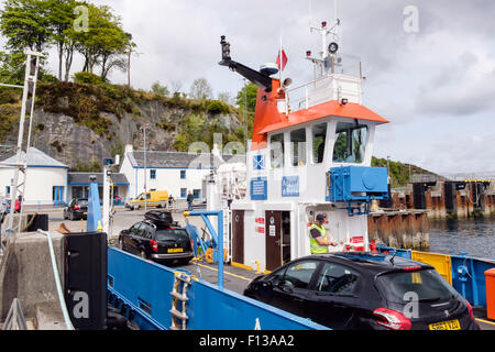 Voitures du débarquement dans Dhiura Jura Eilean ferry Port Askaig, Isle of Islay, Hébrides intérieures, Western Isles, Ecosse, Royaume-Uni Banque D'Images