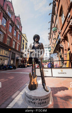 La statue de bronze grandeur nature Phil Lynnot sur Harry Street dans le centre-ville de Dublin, Dublin en Irlande. Banque D'Images