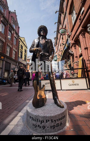 La statue de bronze grandeur nature Phil Lynnot sur Harry Street dans le centre-ville de Dublin, Dublin en Irlande. Banque D'Images