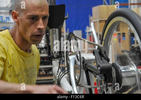 L'assemblage d'un Vélo Pliant Vélo Brompton à Brentford en usine à l'ouest de Londres Angleterre Royaume-uni Europe Banque D'Images