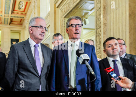 Belfast, en Irlande du Nord, Royaume-Uni. 26 août, 2015. Leader UUP Mike Nesbitt annonce que le parti ne se retirerait de l'exécutif d'Irlande du Nord et la formation d'une opposition, après des révélations du chef de la police PSNI que l'IRA sont encore une organisation active. Crédit : Stephen Barnes/Alamy Live News Banque D'Images