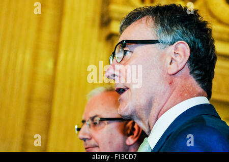 Belfast, en Irlande du Nord, Royaume-Uni. 26 août, 2015. Leader UUP Mike Nesbitt annonce que le parti ne se retirerait de l'exécutif d'Irlande du Nord et la formation d'une opposition, après des révélations du chef de la police PSNI que l'IRA sont encore une organisation active. Crédit : Stephen Barnes/Alamy Live News Banque D'Images