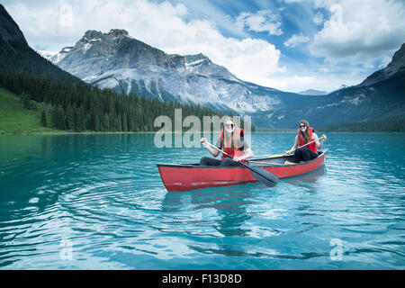 Deux filles kayak, le parc national Yoho, Colombie-Britannique, Canada Banque D'Images