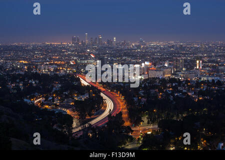 Vue sur la ville et les gratte-ciel depuis Mulholland Drive, point pittoresque de nuit, Los Angeles, Californie, États-Unis Banque D'Images