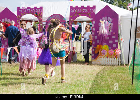 Les titulaires de billets et paiement à l'entrée de la nouvelle forêt conte Festival, Burley, Hampshire, Royaume-Uni en août Banque D'Images