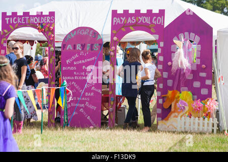 Les titulaires de billets et paiement à l'entrée de la nouvelle forêt conte Festival, Burley, Hampshire, Royaume-Uni en août Banque D'Images