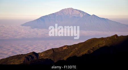 Le Mont Meru au lever du soleil vu du Mont Kilimandjaro, Tanzanie Banque D'Images