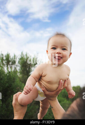 Père bébé fille de levage dans l'air Banque D'Images