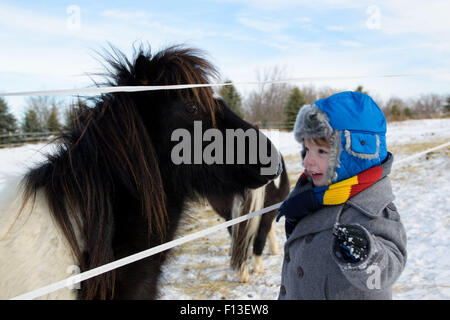 Portrait d'un garçon avec un poney Banque D'Images